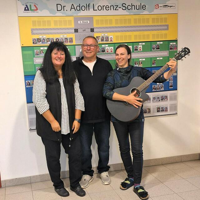 Freude über eine neue Gitarre im Unterricht. 