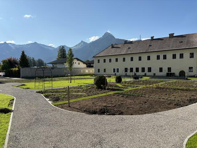 Inzwischen erkennt man schon, wohin die gestalterische Reise beim Klostergarten geht. | Foto: Reichel