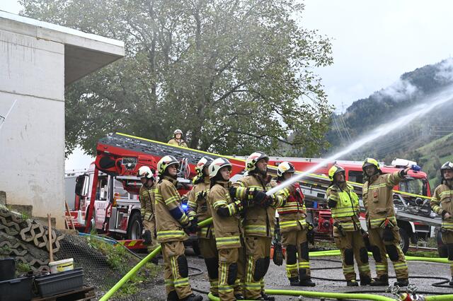 Eine ausreichende Wasserversorgung wurde durch die Errichtung einer rund 500 Meter langen Zubringerleitung von der Salzach zum Brandobjekt, sowie über einen Hydranten sichergestellt. | Foto: VI Stefan Hafner, Abschnittssachbearbeiter Öffentlichkeitsarbeit