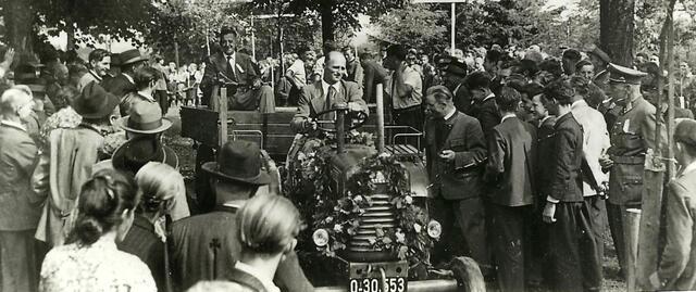 In Schardenberg hat Erntedank schon lange Tradition: Bei dieser legendären Aufnahme vor 71 Jahren. Hier lenkte der Bauer Ferdinand Buchinger aus Bach, Gemeinde Schardenberg auch einen Nostalgietraktor beim Erntedankfest 1953. | Foto: Gruber