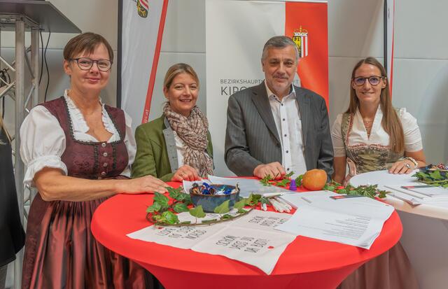 Bezirkshauptfrau Elisabeth Leitner (2.v.li.), Bildungsdirektor Alfred Klampfer und Mitarbeiterinnen der Bezirkshauptmannschaft Kirchdorf. | Foto: Jack Haijes