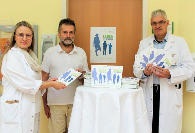 Dasa Podhoranska und Johann Rappold mit einem
interessierten Patienten. | Foto: UK Hochegg