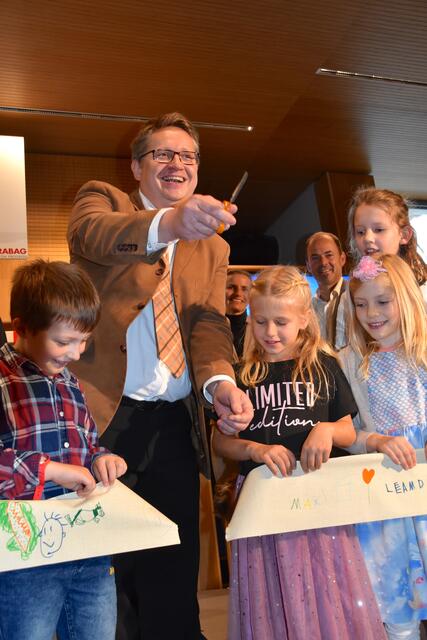 Schuldirektor Michael Eller schnitt bei der Eröffnung der neuen Schule das Band durch. | Foto: Johanna Bamberger
