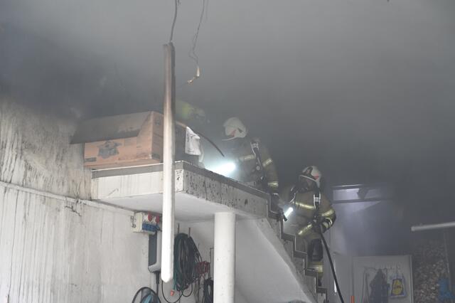 Ein in der Garage abgestellter Pkw konnte durch einen Atemschutztrupp unbeschädigt gerettet werden. | Foto: VI Stefan Hafner, Abschnittssachbearbeiter Öffentlichkeitsarbeit