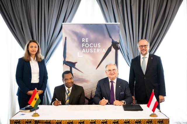 Bei der Unterzeichnung des Memorandum of Understanding in Accra, Ghana (v.l.n.r.): Stephanie Unterrieder (Regional Manager Africa, MED-EL), Alfred Edwin Yawson (Dean University of Ghana Medical School Accra), Wolfgang Fleischhacker (Rektor Medizinische Universität Innsbruck) und Alexander Schallenberg (Bundesminister für europäische und internationale Angelegenheiten der Republik Österreich)

 | Foto: BMEIA/Gruber