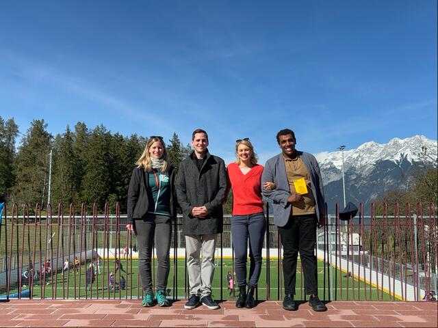 Ein großes Danke an alle Pflegeeltern (v.l.): Referatsleiterin Johanna Moriggl (Referat Pflegekinder, Adoption und unbegleitete minderjährige Flüchtlinge), Amtsleiter Raphael Hölbling, Vizebürgermeisterin Elisabeth Mayr und stellvertretend für alle Pflegekinder Tegegne Schölzhorn. | Foto: Stadt Innsbruck/Wurnig