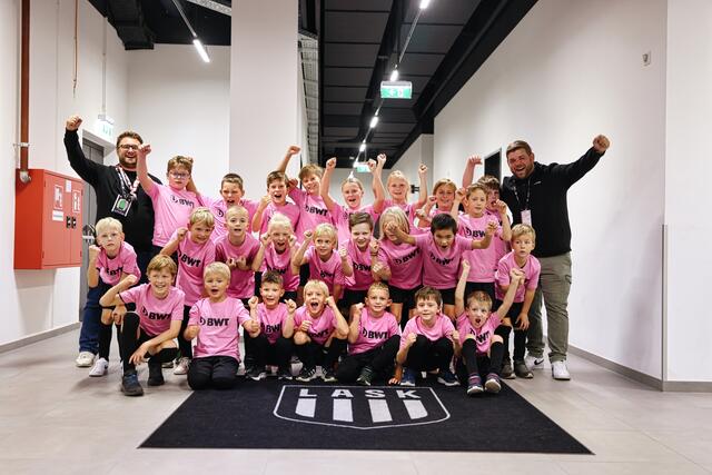 Mit den schwarz-weißen Lieblingsspielern aufs Feld und einen 4:0-Sieg bejubelt: Die Nachwuchskicker der ASKÖ Leonding hatten beim LASK sichtlich Spaß gehabt. | Foto: Reischl