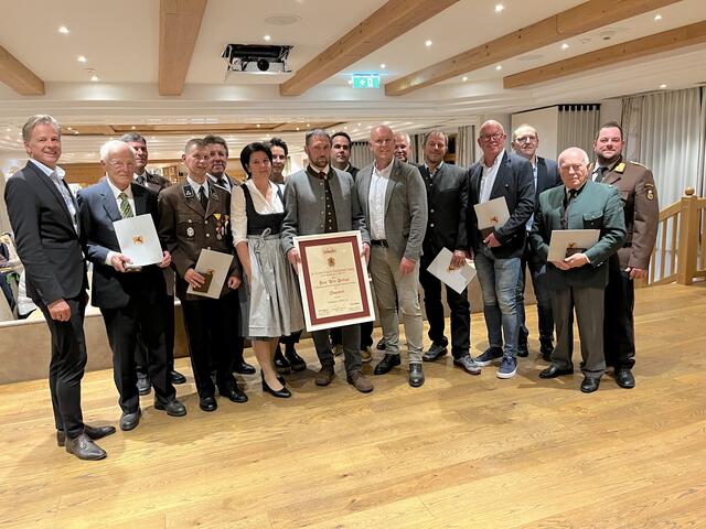 Ehrungen durch die Marktgemeinde Tamsweg: In der Mitte mit dem Wappenbrief: Hans-Peter Seitlinger.
Am Bild von links nach rechts:
Bgm. Wolfgang Pfeifenberger, Kurt Lassacher, Richard Keidel, Otto Bock, Johann Wieland, 2. Vbgm. Gundi Prodinger, AL Mag. Gunda Steinwender, Hans-Peter Seitlinger, Johannes Gappmayr, 1. Vbgm. Eduard Egger, Reinfried Bogensperger, Peter Bogensperger, Helmut Steger, Stefan Prieler, DI Heinrich Koidl und OFK Patrick Bacher. | Foto: Marktgemeinde Tamsweg