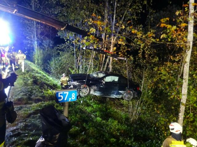 Die Feuerwehr Lofer befand sich mit insgesamt 25 Mann im Einsatz. Die B178 war während der Bergungs- und Aufräumarbeiten vorübergehend gesperrt. | Foto: Freiwillige Feuerwehr Lofer
