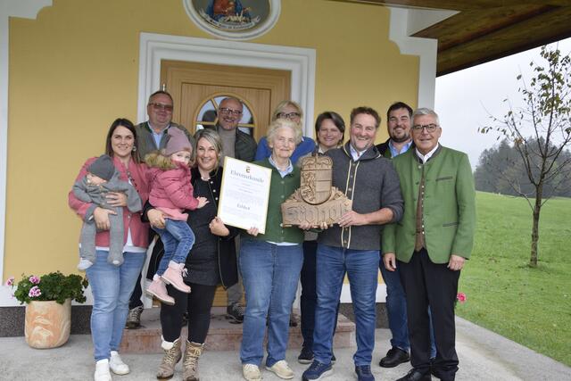 Landesrat Josef Schwaiger überreichte die Urkunde und die Erbhoftafel an die Familie Enzinger in Hof bei Salzburg am Schweighofgut, das sich seit dem Jahr 1660 im Familienbesitz befindet. | Foto: Land Salzburg / Büro Schwaiger