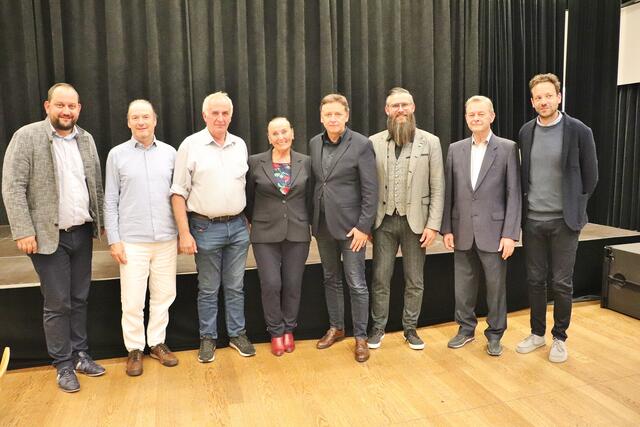 Wildons Bgm. Christoph Grassmugg/ÖVP (li) mit Organisatoren und Diskutanten Gunnar Michelitsch, Vzbgm. Helmut Walch, Rosemarie Schauer, LAbg. Lambert Schönleitner, LAbg. Robert Reif, GR Bgm.a.D. Josef Hirschmann und Leaderprojekt-Leiter Mathias Mitteregger.
Foto: 
 | Foto: Edith Ertl
