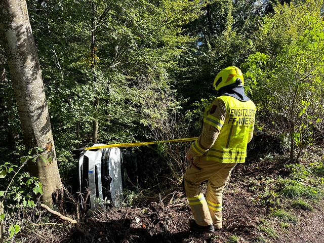 Ein 79-jähriger Fahrer verwechselte am Sonntag an der Kanzelkehre an der Achensee Bundesstraße Gas und Bremse und stürzte mit seinem Auto mehrere Meter über einen Abhang.  | Foto: ZOOM.TIROL