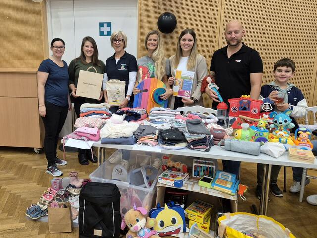 Jasmin Karlinger, Simone Weiss, Eva Windbichler, Daniela Streyc, Katja Lang und GGR David Diabl. | Foto: Gemeinde