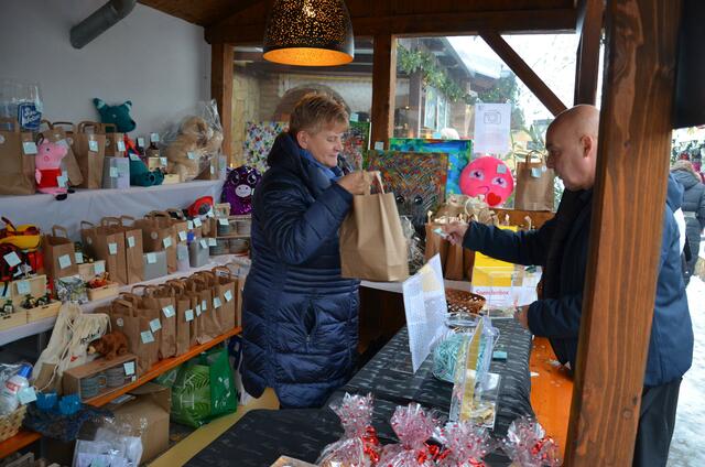 Der Weihnachtsmarkt im Hof des Gasthaus Koci ist sehr beliebt im Bezirk. Hier kann man auch Kinderwünsche erfüllen.  | Foto: IMI23
