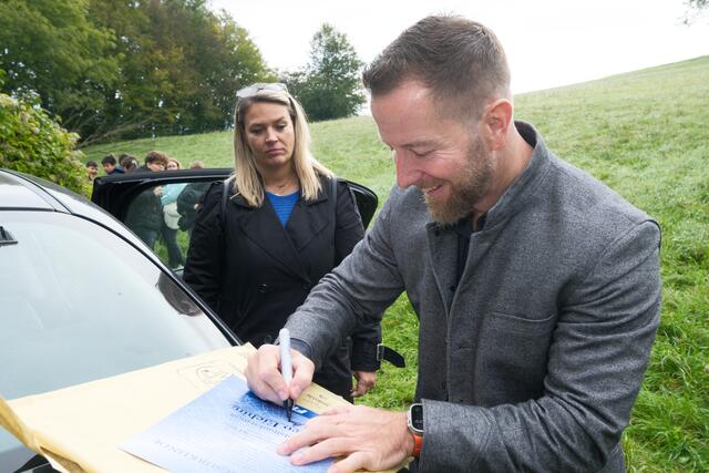 Alexander Stock stellt Urkunde für Matteo aus | Foto: Forum Mobilkommunikation 