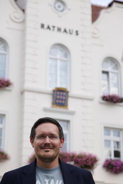Stadtvize Johann Gansterer (Grüne) vertrat den Bürgermeister. Dabei kam ihm eine Idee zur Müllvermeidung im Grünen. | Foto: Santrucek