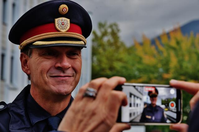 "Wir haben ganz bewusst diesen Tag der Langen Nacht der Museen zur Eröffnung unseres Museums genutzt, um es der breiten Öffentlichkeit vorzustellen. Es ist erst vor Kurzem fertig geworden", sagt der Polizeidirektor Bernhard Rausch bei der Eröffnung.  | Foto: Maria Tiefenbacher-Schöndorfer, 2024