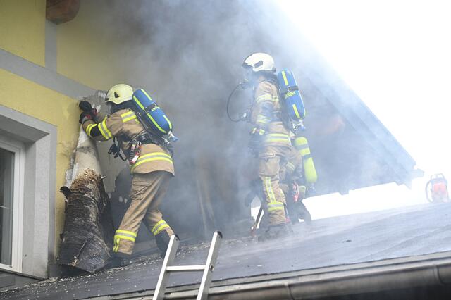 Bei der Erkundung mit der Wärmebildkamera wurde das tatsächliche Ausmaß des Brandes erkennbar und somit unmittelbar auf Alarmstufe 3 erhöht.  | Foto: VI Stefan Hafner, Abschnittssachbearbeiter Öffentlichkeitsarbeit