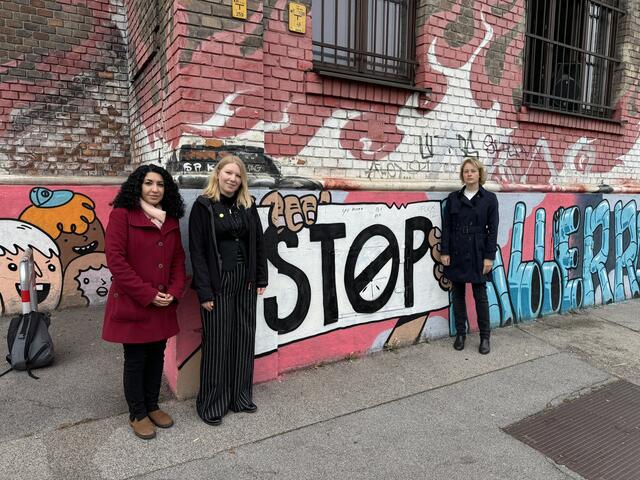 Marit Seyer (Mitte) ist die Obfrau des Vereins "Campaign to Stop Killer Robots Austria". | Foto: Laurenz Platzer