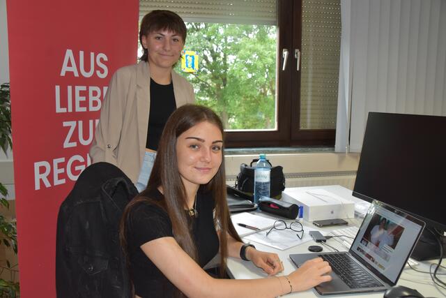 Unsere ersten beiden Praktikantinnen waren Anika Paul und Angelina Kaiser. Die beiden gehören nach wie vor zum (freien) Redaktionsteam in Oberwart. | Foto: Michael Strini