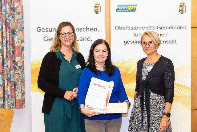 Von links nach rechts: Barbara Roithner (Abteilung Gesundheit, Land OÖ), Fabiola Gattringer und Regionalbetreuerin Eva-Maria König. | Foto: Daniel Weilguny