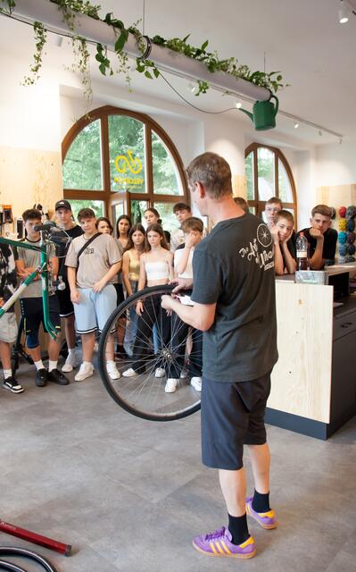 Interessiert lauschten die Schülerinnen und Schüler des Georg von Peuerbach Gymnasiums den Ausführungen von Velodom-Inhaber Florian Aistleitner. | Foto: Velodom