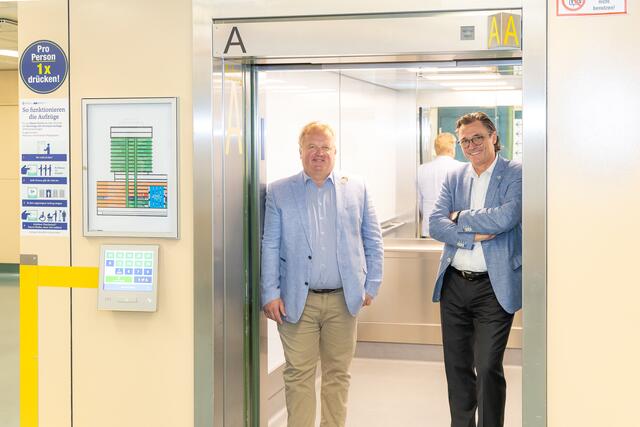 Die beiden Projektleiter freuen sich über die erfolgreiche Modernisierung. V.l.: Günther Vedral, Leiter Fördertechnik (VAMED-KMB) und Thomas Nitsche, Country Portfolio Manager und Geschäftsstellenleiter Wien-Nord, Otis Österreich. | Foto: Otis/Harald Klemm