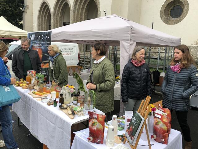 V.l.: Christian Vötter, Margit Brauneder, Waltraud Galle, Karin Buchart und Theresia Sommerbichler informierten die Schrannenbesucher*innen über die guten Lebensmittel, die es wieder zu entdecken gibt. | Foto: Mythos & Logos