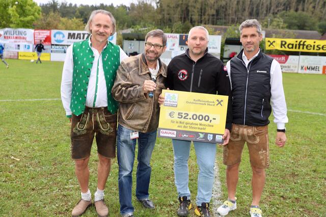 Freude über den 52.000 Euro-Scheck bei Alexander Gaugl, Werner Rannacher, Markus Prem und Thomas Haubenhofer (v.l.). | Foto: Alfred Mayer