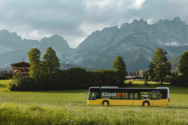 Mit dem „KaiserJet“ fährt der TVB Wilder Kaiser seit Jahren mit hohem Tempo in Richtung Nachhaltigkeit – bald sind die Busse „elektrifiziert“.  | Foto: mathaeusgartner