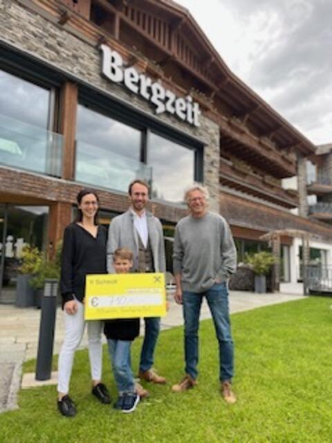 Gastgeberfamilie Sammer übergab den Spendenscheck in Höhe von 710 Euro an Toni Gutheinz, Obmann des Hilfsvereines. | Foto: privat