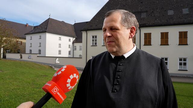 Rundgang durch das Kloster mit Pater Michael. | Foto: Schubert