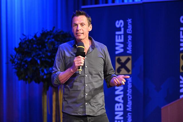 Veranstaltungszentrum Buchkirchen: Hier lud die Raiffeisenbank ihre Gäste, um ihnen mit Starkabarettist Klaus Eckel einen humorvollen Abend zu bieten. | Foto: Raiffeisenbank Wels