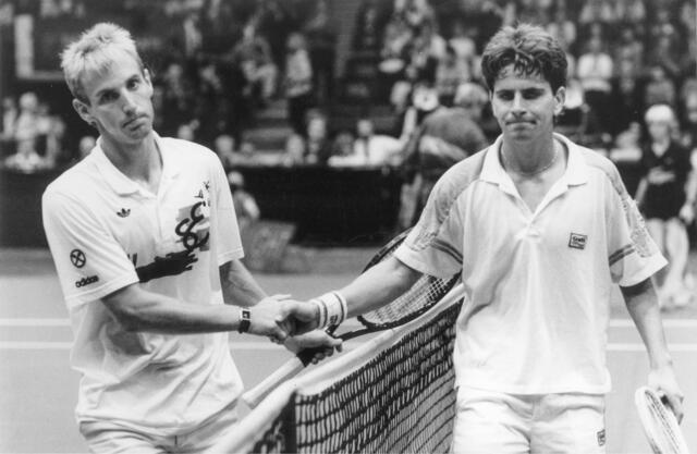 Der österreichische Tennisspieler Thomas Muster (links) verliert im Semifinale gegen Amos Mansdorf (Israel). Wien. 24. Oktober 1987. | Foto: Votava / brandstaetter images / picturedesk.com