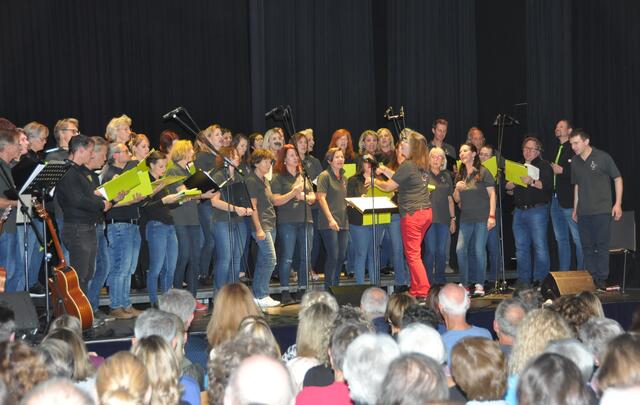 Die beiden Chöre „ChorArt“ und „This`Voices“ sorgten mit der Liveband „six p.m.“ im voll besetzten Kaisersaal für einen unterhaltsamen Konzertabend