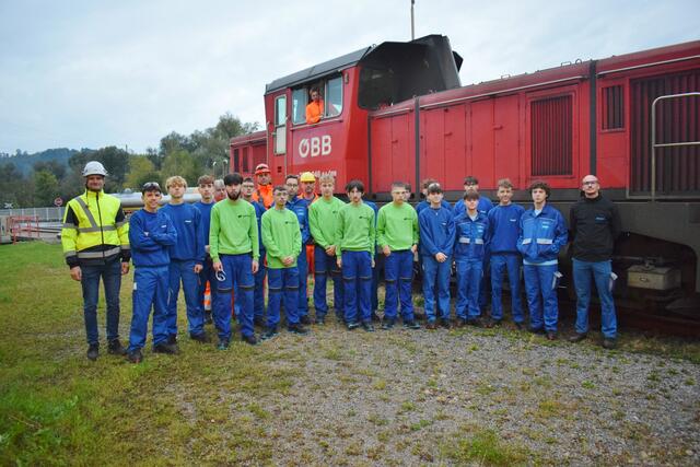 Thomas Stoimaier (li) erklärte den Sappi-Lehrlingen die Aufgaben der Anschlussbahn. | Foto: Sappi