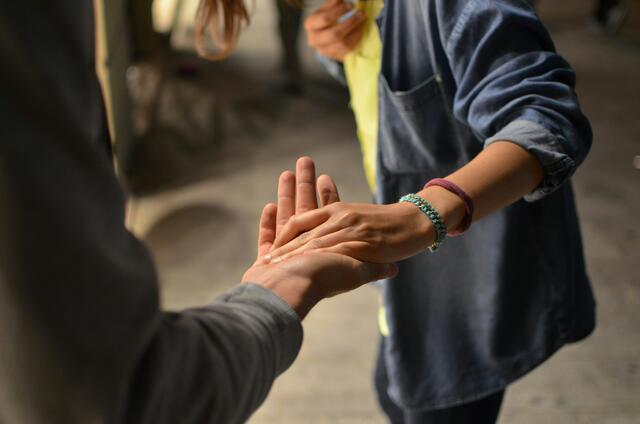 Die Caritas startete erneut mit dem "Advent der guten Taten". Dadurch sollen 24 Caritas-Projekte in ganz Österreich unterstützt werden.  | Foto: Unsplash/Rémi Walle