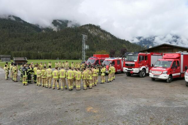 60 Kameradinnen und Kameraden aus 16 verschiedenen Feuerwehren nahmen an der Übung teil. | Foto: Koch, Frewein, Tiefenbrunn