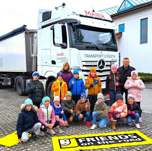 Direktorin Monika Müller und Günther Maier mit den Volksschülern aus Waldhausen. | Foto: zVg
