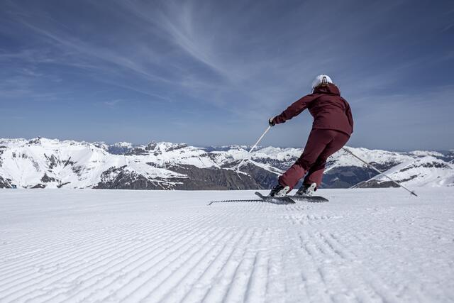 Aufgrund des umfassenden Schneefalls im September zählt der Hintertuxer Gletscher derzeit bereits 13 geöffnete Liftanlagen und lädt zum Herbstskilauf. | Foto: Zillertal Tourismus/Flo Smith