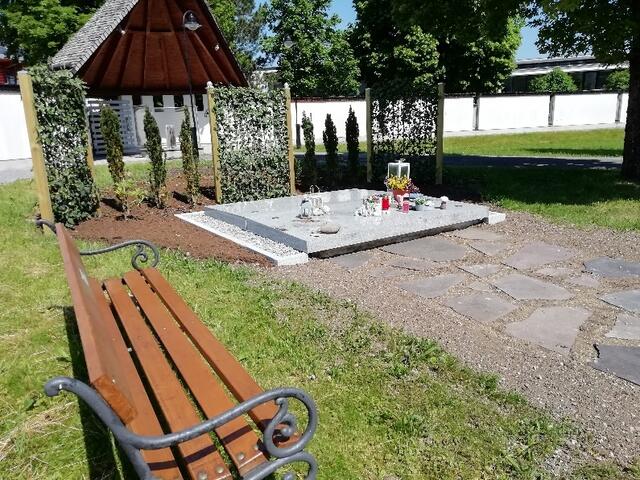 Das neugestaltete Kindergrab und die Gedenkstätte bieten Eltern einen sicheren Erinnerungs- und Trauerort sowie die Möglichkeit, ihre Trauer miteinander zu teilen. | Foto: Gerhard Hartmann