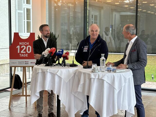 Stefan Schnöll, LH-Stv. und Tourismusreferent, Bartl Gensbichler, Sport-Chef der SKI-WM 2025 in Saalbach und Leo Bauernberger, GF der SalzburgerLand Tourismus Gesellschaft freuen sich auf die Wintersaison 2024/25 und auf das absolute Highlight mit der SKI-WM im kommenden Februar in Saalbach. | Foto: Schrofner