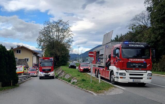 Im Einsatz standen neben der Polizei noch die FF Kirchbichl mit 25 Mann, die FF Kastengstatt mit 8 Mann, die FF Wörgl mit 10 Mann, die Betriebsfeuerwehr Kundl mit 25 Mann sowie ein Rettungswagen. | Foto: ZOOM.Tirol