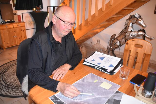 Dietmar Lindau weist auf den kleinen Pfad hin, den er auf einer Luftaufnahme entdeckte und der vom Kreuzstadl etwa 60 Meter entfernt auf ein braches Feld führt. | Foto: Michael Strini