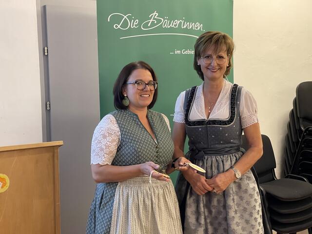 Doris Gutkas übergab an Michaela Praschinger-Reischl (l.) | Foto: Die Bäuerinnen Raabs