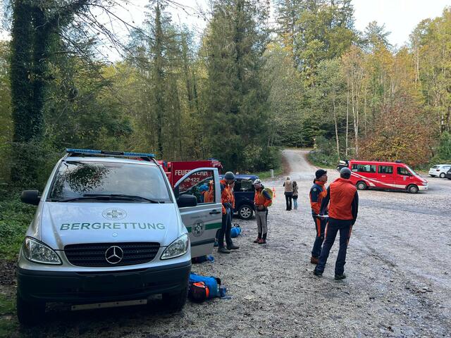 13 BergretterInnen der Ortsstelle Grödig waren bei der kurzen Suche im Einsatz. | Foto: Markus Maurer, OS Grödig