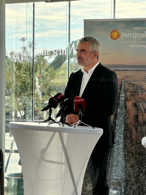 Dorner zeigte sich erfreut über den derzeitigen Wasserstand im Neusiedler See. | Foto: Lisa-Marie Zehetbauer