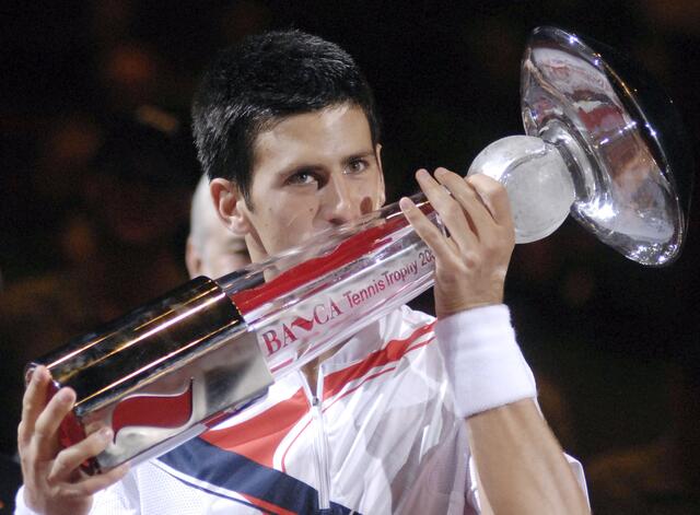 Serbia's Novak Djokovic kisses the trophy after winning over Switzerland's Stanislas Wawrinka in the ATP Vienna Tennis Open final match, 14 October 2007. Djokovic defeated unseeded Swiss Stanislas Wawrinka 6-4, 6-0. | Foto:  SAMUEL KUBANI / AFP / picturedesk.com