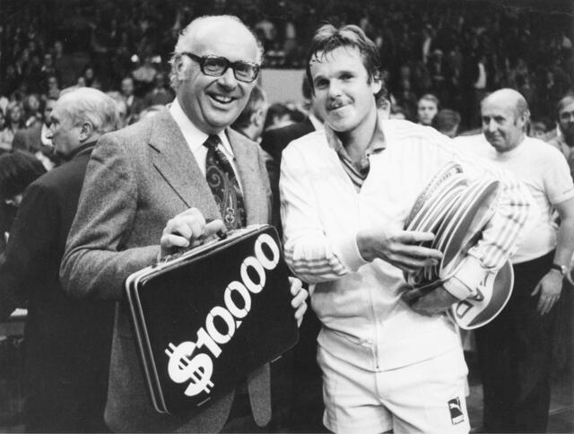 Sportwarenfabrikant Josef Fischer (links) mit dem polnischen Tennisspieler Wojciech Fibak beim Tennisturnier in der Wiener Stadthalle 1976. | Foto:  Votava / brandstaetter images / picturedesk.com