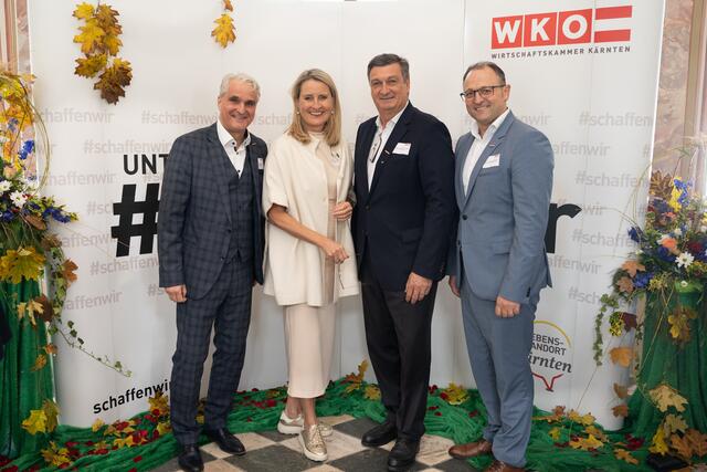 WKK-Bezirksstellenleiter Klaus Kert, WK-Bezirksobfrau Eva Hoffmann, WK-Präsident Jürgen Mandl, WK-Direktor Meinrad Höfferer (v.l.)

  | Foto: Lisa Flaschberger